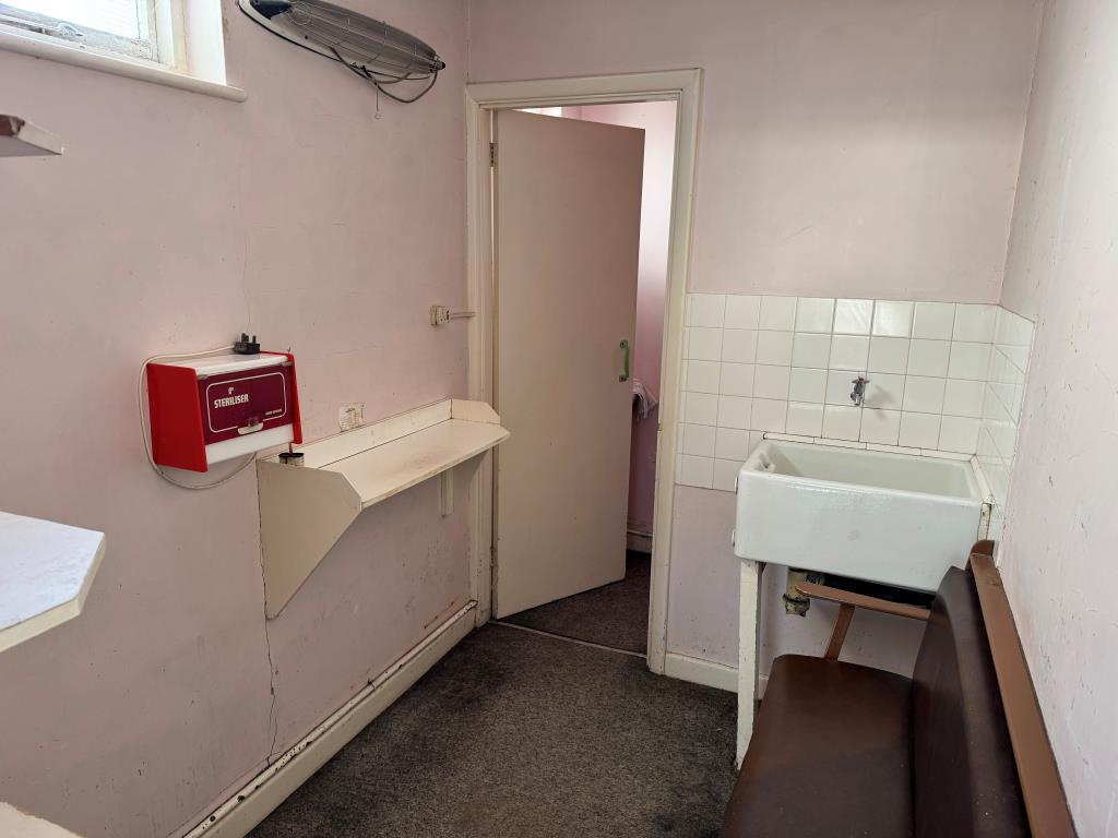 Lot: 20 - FORMER HAIRDRESSING SALON WITH POTENTIAL - Store/Staff Room